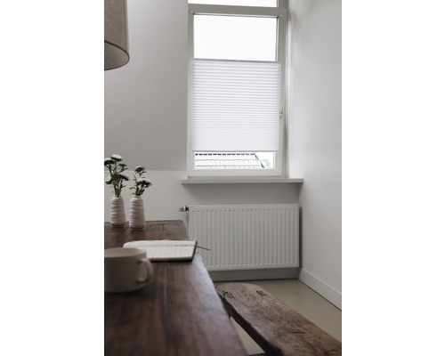 Intérieur avec table, banc et store plissé à la fenêtre pour l’intimité et la protection solaire