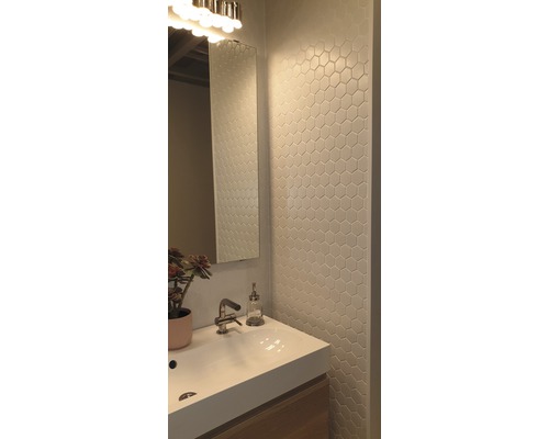 Salle de bains avec lavabo, miroir et carreaux hexagonaux