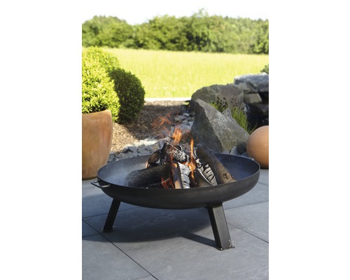 Feuerschale mit brennendem Holz im Garten
