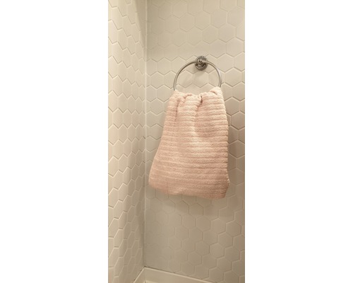 Porte-serviettes avec serviette sur carrelage mural