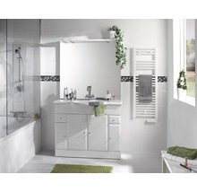 Salle de bain avec baignoire, meuble-lavabo, miroir et sèche-serviettes