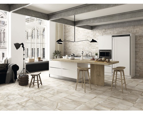 Pièce lumineuse avec carrelage, îlot de cuisine et hauts plafonds