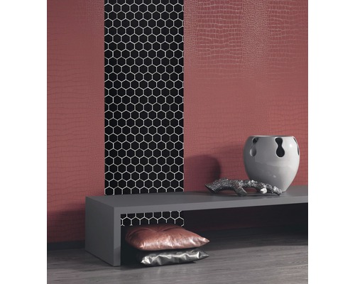 Aménagement intérieur avec papier peint à motif croco et motifs hexagonaux, meuble bas gris avec décoration et coussins