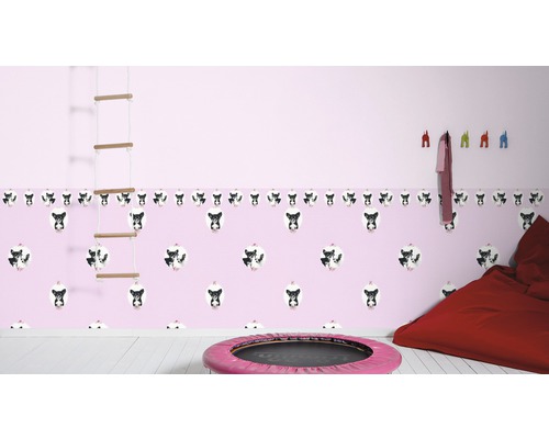 Kinderzimmer mit rosa Tapete, Hundemuster, Sprossenwand, Trampolin und Sitzsack
