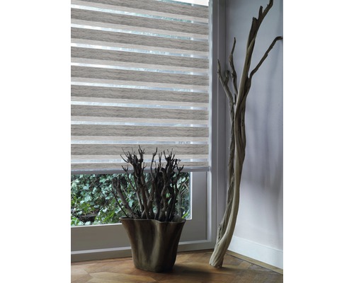 Fensterdekoration mit modernem Doppelrollo und dekorativen Holzelementen für eine stilvolle Raumgestaltung