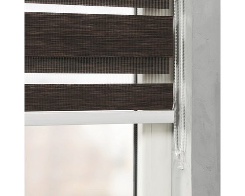 Detailaufnahme eines braunen Doppelrollos am Fenster mit Bedienkette