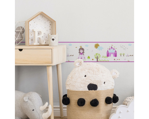 Kinderzimmer mit Bordüre mit Prinzessinnenmotiven, Nachttisch und Spielzeug