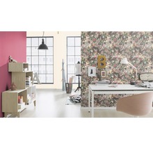 Bureau décoratif avec papier peint à motifs floraux, bureau et étagère