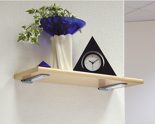 Regal mit Dekorationselementen und dreieckiger Uhr an der Wand