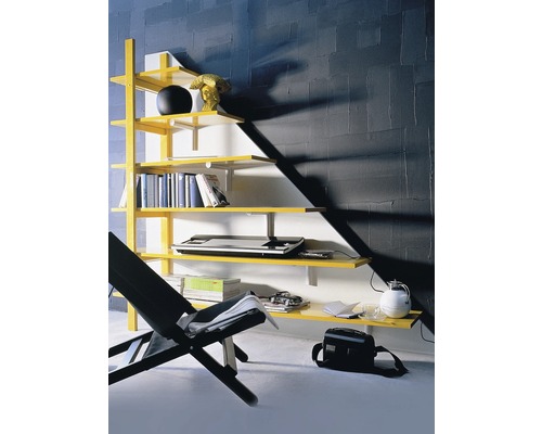 Étagère jaune avec divers objets dans une pièce.