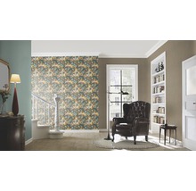 Wohnzimmer mit Blumentapete, Sessel und Bücherregal für eine stilvolle Inneneinrichtung