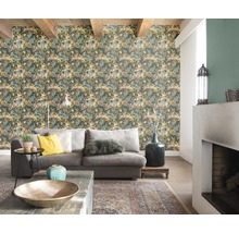 Wohnzimmer mit floral gemusterter Tapete, Sofa und Teppich.