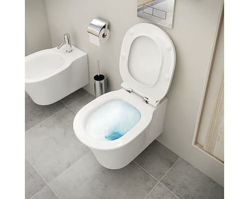 Modernes Badezimmer mit wandhängendem WC und Bidet