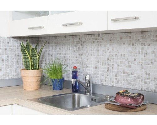 Évier de cuisine avec robinetterie, crédence carrelée et décoration