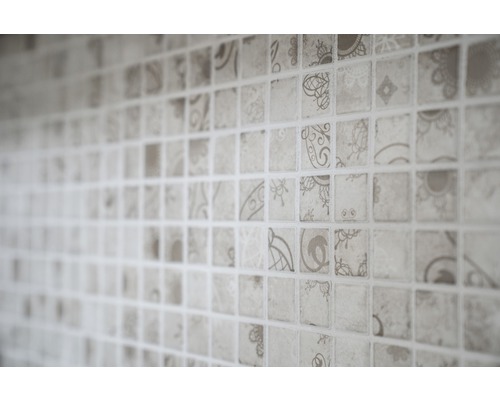 Gros plan de carreaux de mosaïque avec différents motifs