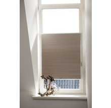 Store plissé beige à la fenêtre pour protection solaire et décoration