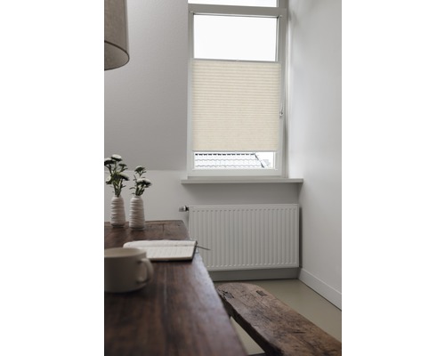 Szene mit Faltrollo am Fenster, Tisch, Bank und Heizkörper