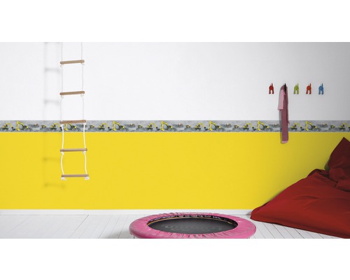 Kinderzimmer mit gelber Wandhälfte und Bagger Bordüre