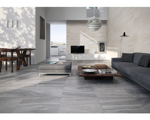 Heller Wohnraum mit Sofa, Tisch und Bodenfliesen