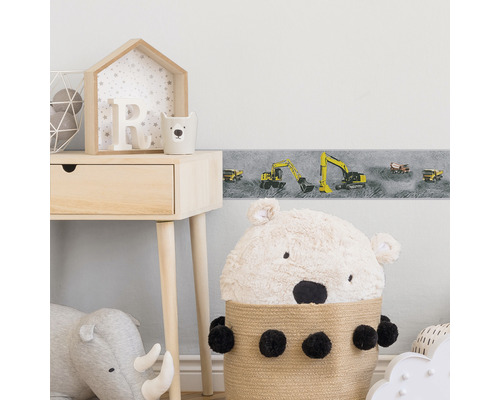 Kinderzimmer mit Bagger Bordüre und Holzmöbeln