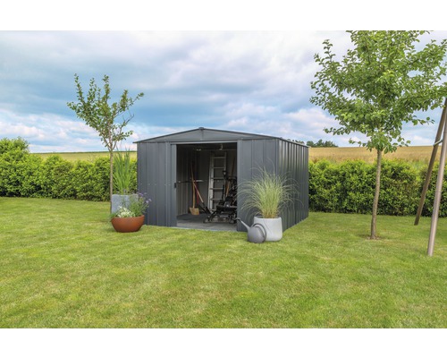 Garten mit Gerätehaus, Pflanzen und Gartengeräten