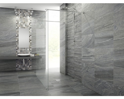 Modernes Badezimmer mit grauen Fliesen, Dusche mit Glaswand und Waschbecken mit Spiegel