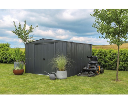 Garten Szene mit Metall Gerätehaus, Rasentraktor, Giesskanne und Pflanzenkübeln auf Rasen