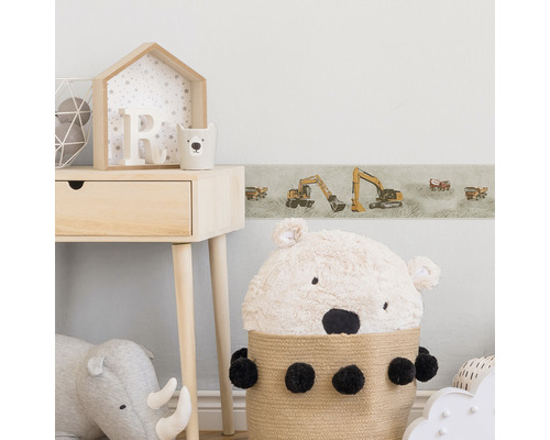 Kinderzimmer mit Baggerbordüre, Nachttisch und Spielzeug