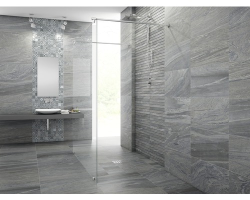 Badezimmer mit grauen Fliesen, Waschbecken, Spiegel und Dusche mit Glasabtrennung