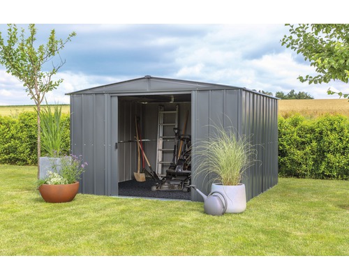 Metall Gerätehaus mit Gartengeräten im Garten