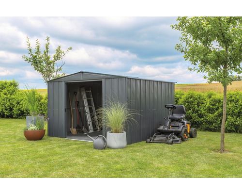 Gartenszene mit Gerätehaus, Rasentraktor, Leiter, Spaten und Gießkanne