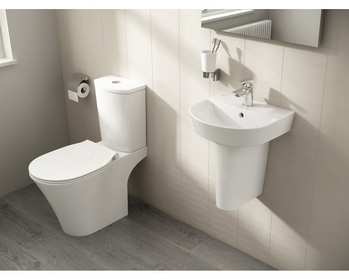 Modernes Badezimmer mit Toilette und Waschbecken