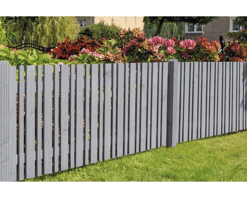 Clôture en bois grise dans le jardin