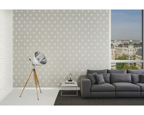 Wohnzimmer mit Sternentapete, Sofa und Stehlampe