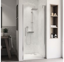 Cabine de douche avec pomme de douche et robinetterie dans une salle de bains