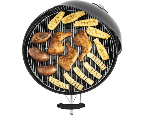 Kugelgrill mit Grillgut: Hähnchen, Zucchetti und Kartoffeln.
