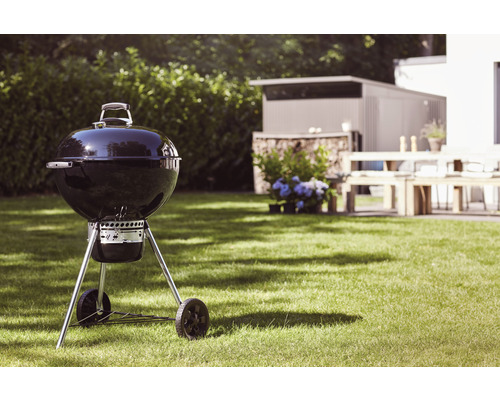 Kugelgrill im Garten auf Rasen