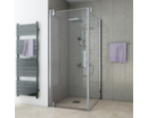 Douche avec paroi de douche en verre dans la salle de bain