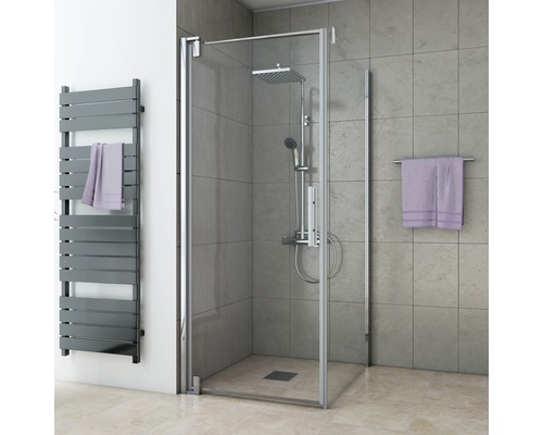 Équipement de salle de bains moderne avec cabine de douche et radiateur