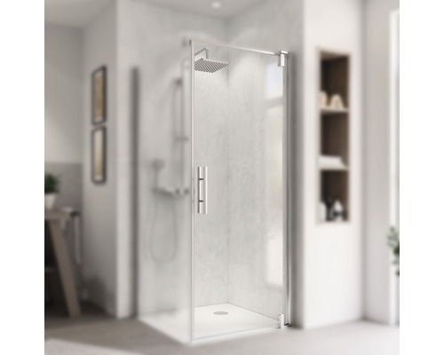 Cabine de douche avec pomme de tête dans une salle de bain claire