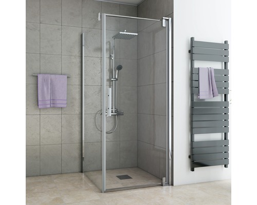 Cabine de douche avec douche, serviette et sèche-serviettes dans la salle de bain