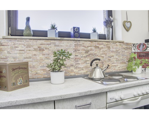 Küchenszene mit Arbeitsplatte, Herd, Wasserkocher und Dekorationen