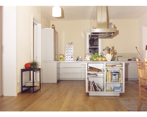 Helle Küche mit Küchenzeile, Kochinsel und Holzboden