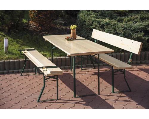 Festzeltgarnitur aus Holz mit Tisch und Bänken im Aussenbereich