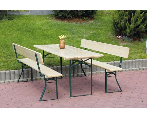 Bierzeltgarnitur mit Holztisch und zwei Bänken im Garten.