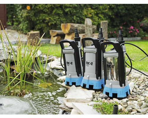 Plusieurs pompes à eau sale for.q au bord de l''étang