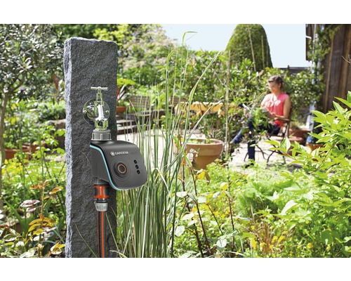 Programmateur d''arrosage Gardena sur le robinet dans le jardin