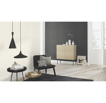 Salon avec deux suspensions, une armoire, une chaise et un tapis.