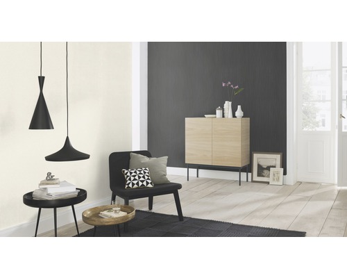 Salon avec deux suspensions, une armoire, une chaise et un tapis.