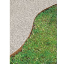 Gartenlandschaft mit Rasenkante und Kiesweg